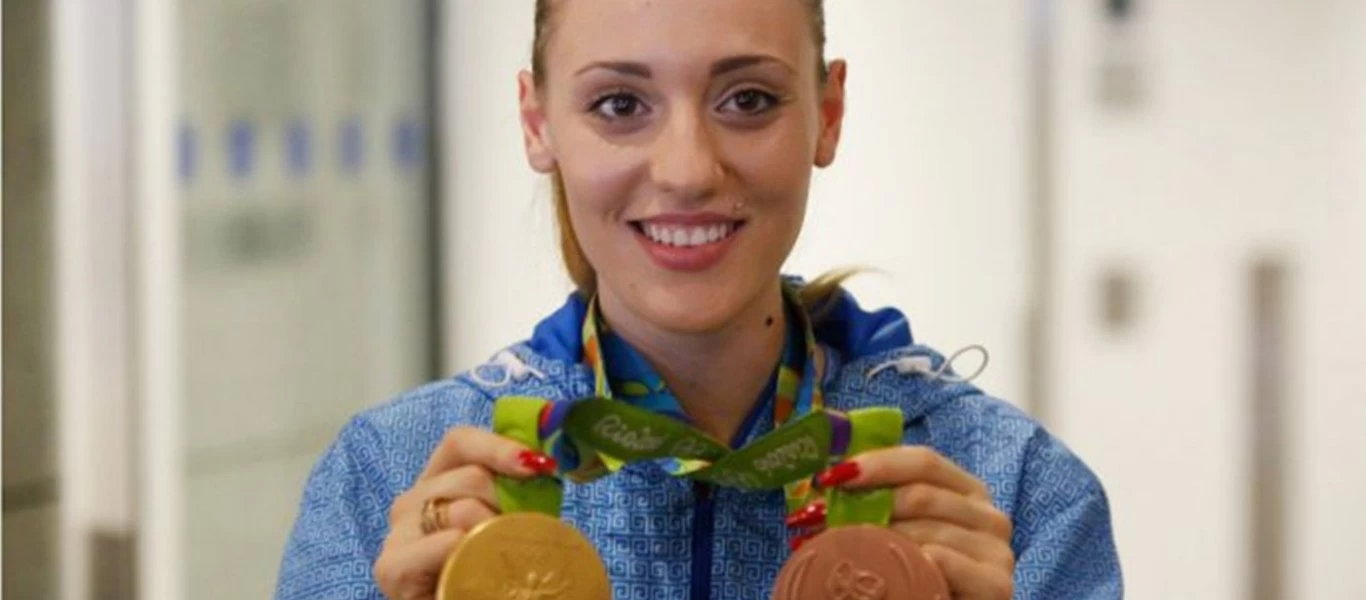 Όταν η Άννα Κορακάκη τσακώθηκε άγρια με δημοσιογράφο: «Γιατί το κάνετε αυτό;» - «Δεν θα μας μάθεις εσύ δημοσιογραφία»